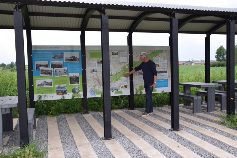 Een oude bietenwagon werd getransformeerd naar rustplaats voor wandelaars en fietsers.