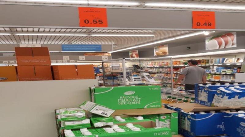 Retailers hanteren dumpingprijzen voor zuivel om klanten te lokken.