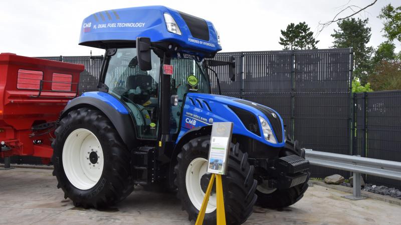 New Holland T5.140 AutoCommand met dual fuel technologie. De CO2-reductie kan hierbij tot 65% gaan.