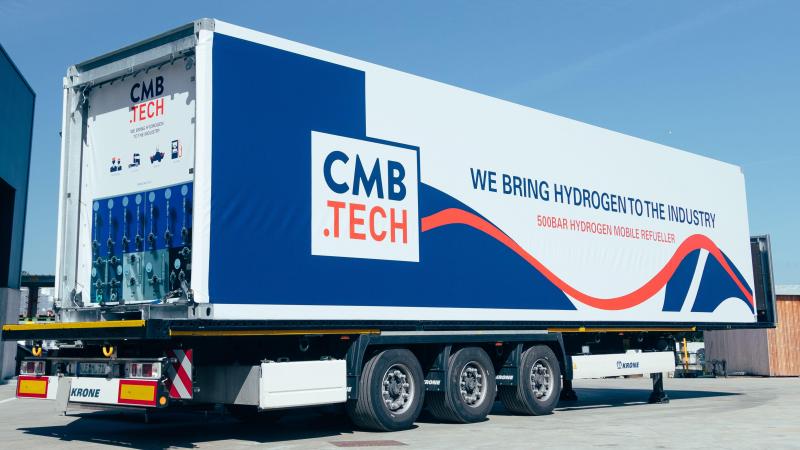 Het nieuwe, mobiele waterstoftankstation van CBM-TECH gebouwd op een klassiek vrachtwagenoplegger.