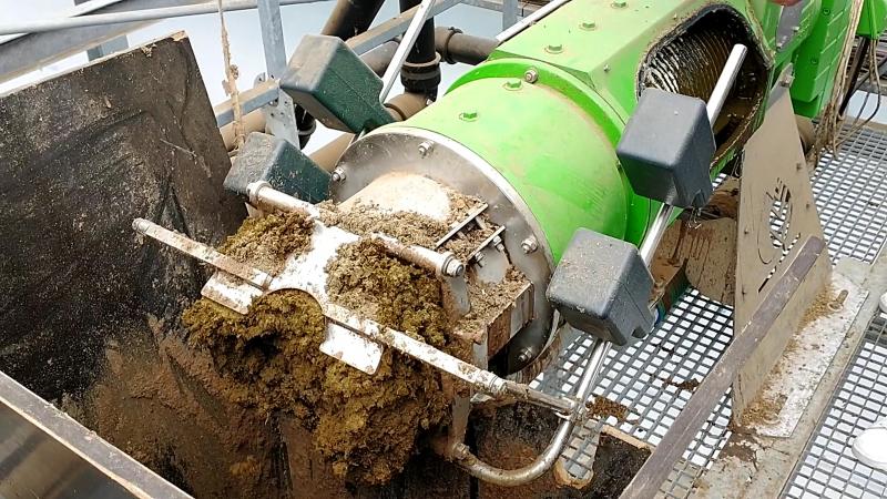 Bram Maes verkoos een vijzelpers boven een duurdere centrifuge.