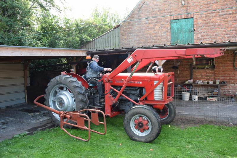 Massey Ferguson 65 (de tractor waarmee de verzameling begon) met frontlader en kleine balenlader.