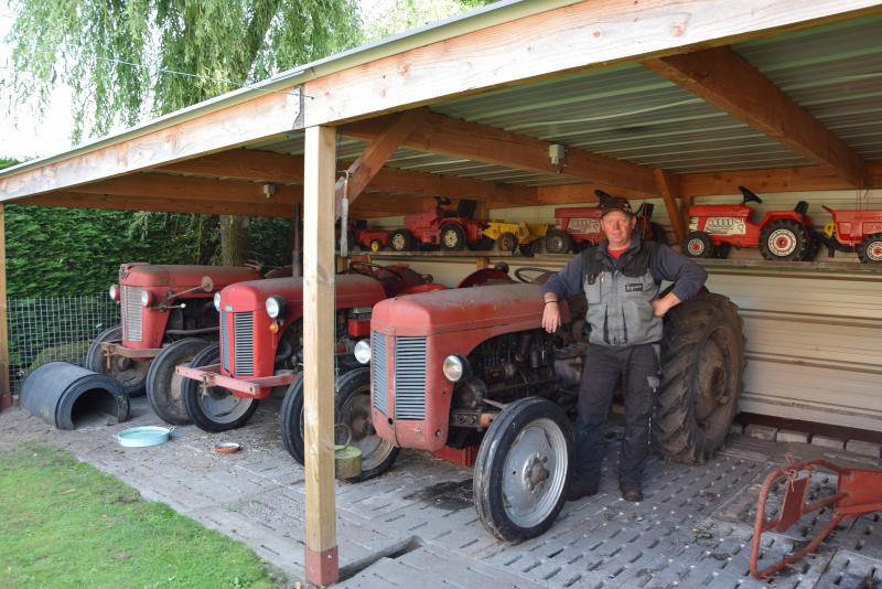 Andy Van Canneyt bij enkele tractoren uit zijn verzameling. Bemerk ook de collectie traptractoren van Massey Ferguson achteraan op de foto.
