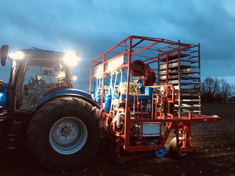 De vollegrondsgroenteteler heeft sinds vorig jaar een nieuwe Ferrari-plantmachine, de Ferrari Futura Twin, een 6 rijer. Patrick: “Met deze plantmachine kun je sneller werken en hij heeft boordcomputers waarmee je alles beter kunt volgen.”