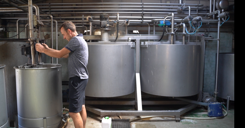 In deze ketels wordt de melk gemaakt en opgewarmd voor ze door de leidingen naar de kalveren gaat.