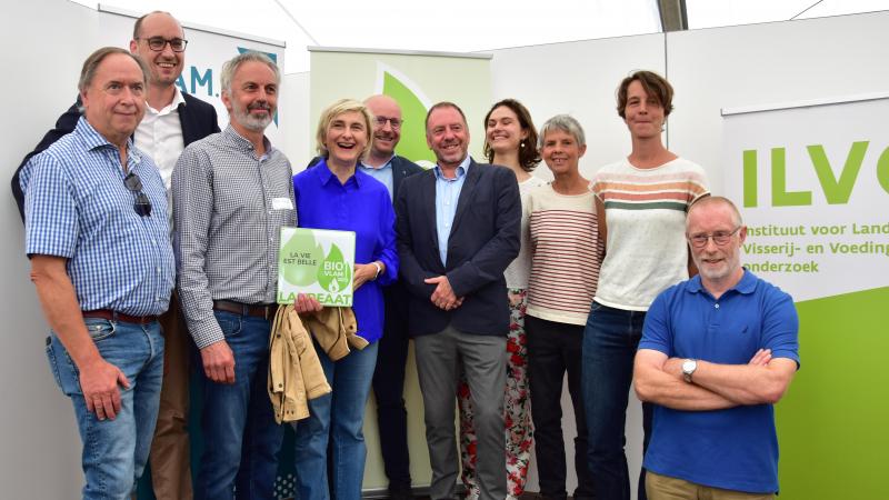 Vlaams landbouwminister Hilde Crevits reikte de eerste BioVlam uit aan La vie est belle uit Oostkamp.