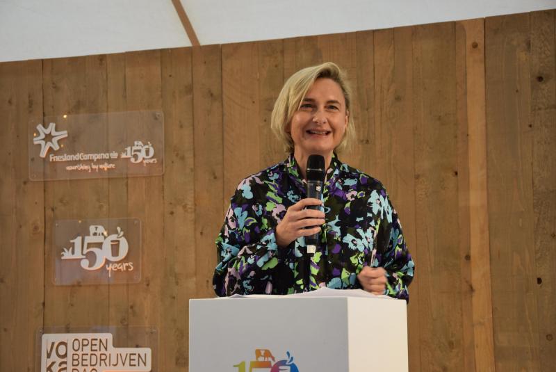 ”Als minister van innovatie, economie, werk, wetenschapsbeleid én landbouw is FrieslandCampina het toonbeeld van de keten van mijn bevoegdheden”, aldus minister Crevits.