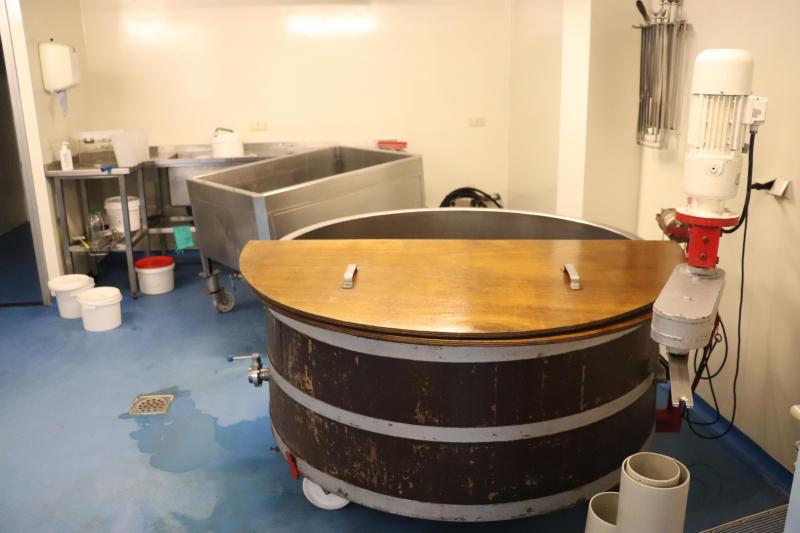 In 2006 werden de boerderij en de melkstal flink verbouwd. In het middelste deel kwam een kaasmakerij (zie foto), koelcel en gesimuleerde grot (speciaal voor het rijpen van blauwschimmelkaas).