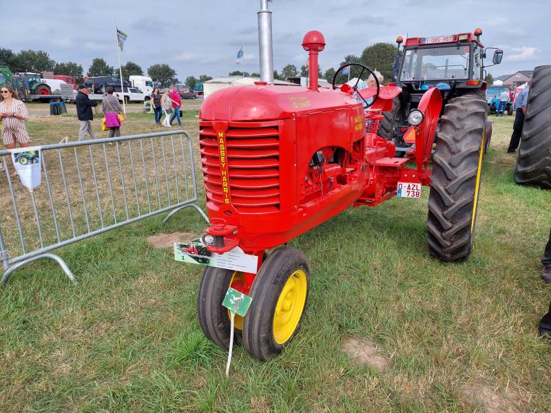 Massey Harris 101 Junior Rowcrop van 1945.