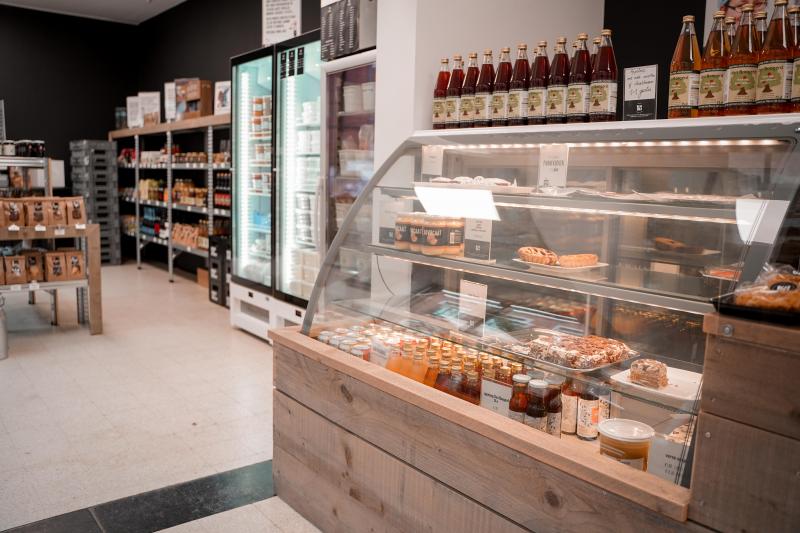 In deze winkel op het terrein van De Winning zelf kan je veel korteketenproducten kopen.