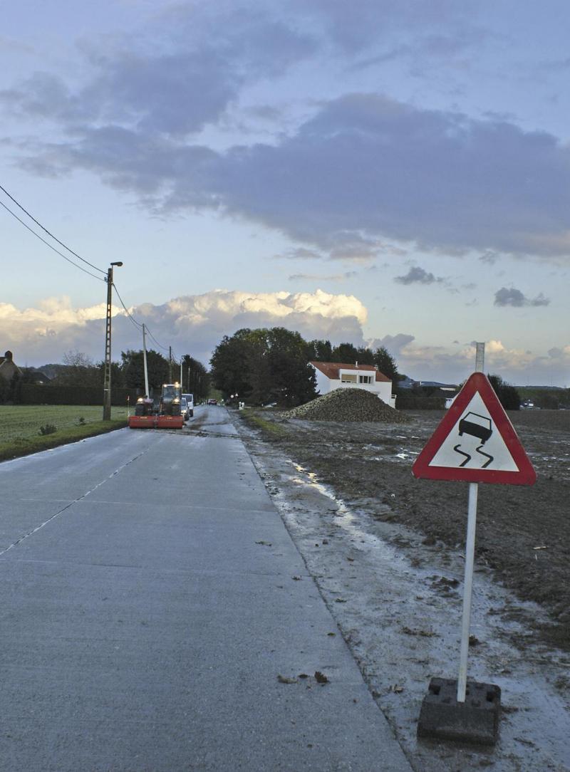 Wanneer na de oogstwerken de openbare weg niet of niet op afdoende wijze wordt gereinigd, zal bij een ongeval de landbouwer aansprakelijk zijn voor de veroorzaakte schade.