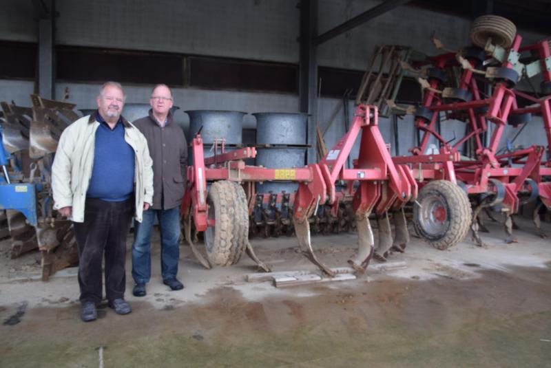 Jan en Josse Peeters denken goed na over wat ze moeten doen met hun erosiegevoelige percelen.