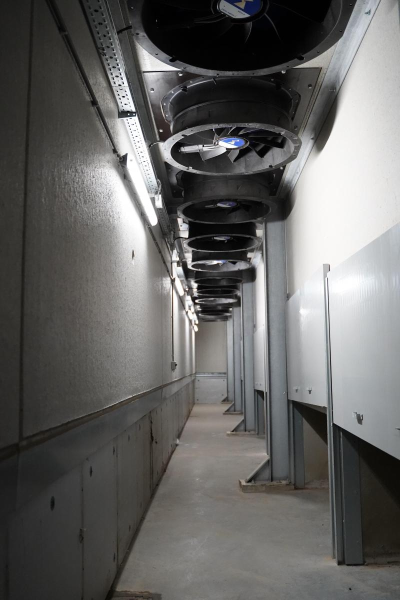 Het onderste deel van de drukkamer bevat ventilatoren die de lucht aanzuigen  en langs de gangen de kelder in duwen.