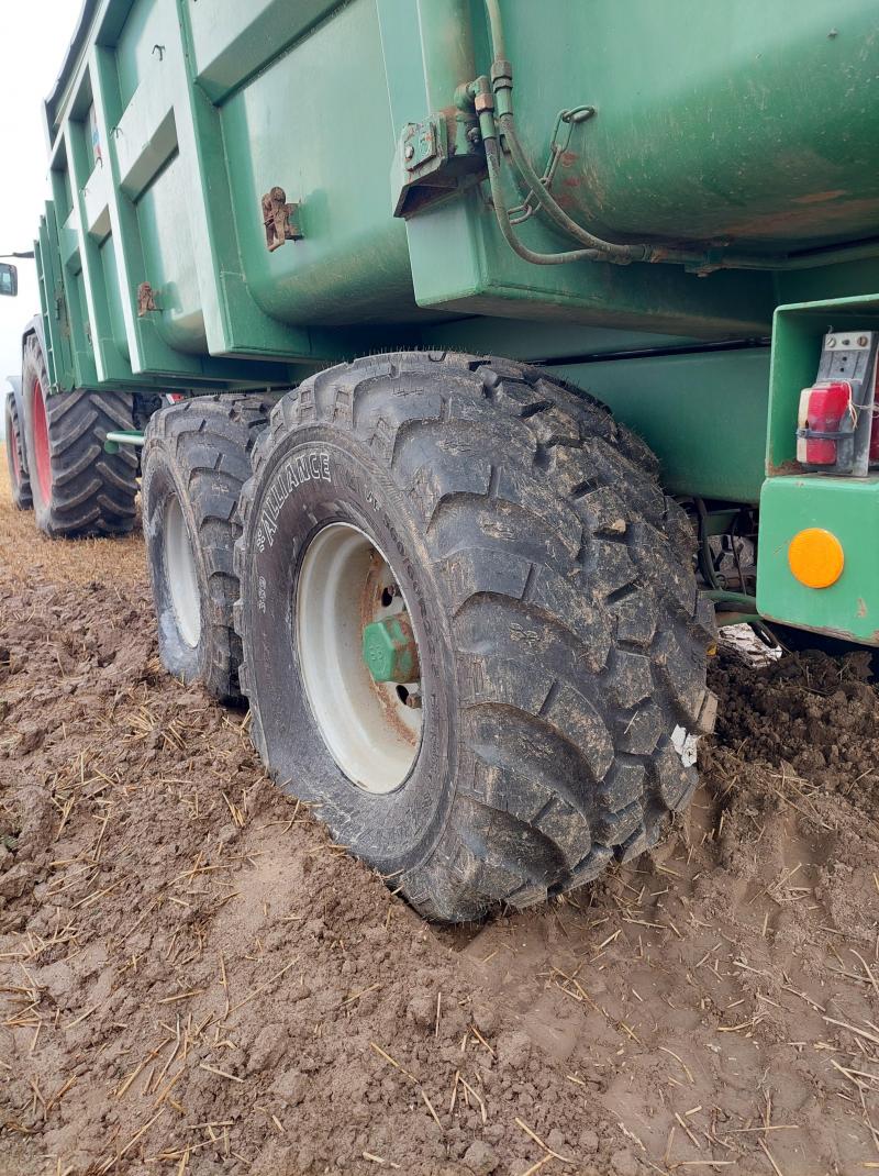 Neen, deze kar heeft geen platte band, maar wel een band met een bandenspanning van 1,6 bar. Het is technisch perfect mogelijk om zo op het veld te rijden.