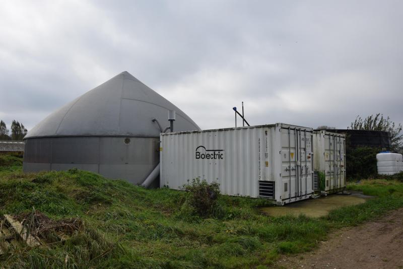 De biogasinstallatie is heel goed voor het klimaat doordat methaangas aangewend wordt voor groene stroomproductie (elektriciteit). De CO2 die vrij komt wordt gebruikt om de algen op te kweken.