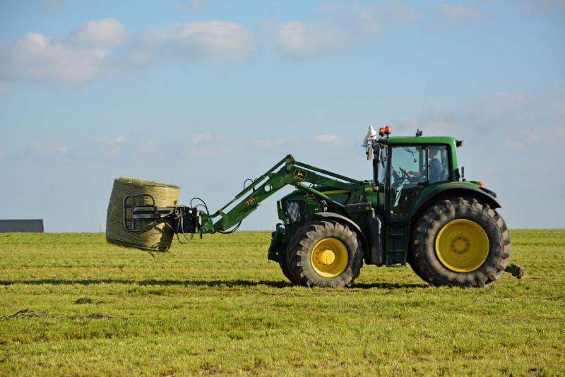 Bij het verplaatsen moet de frontlader in de lage stand gezet worden. Als deze in de hoge stand staat, verliezen de achterbanden van tweewielaangedreven machines gemakkelijker hun grip op het wegdek.