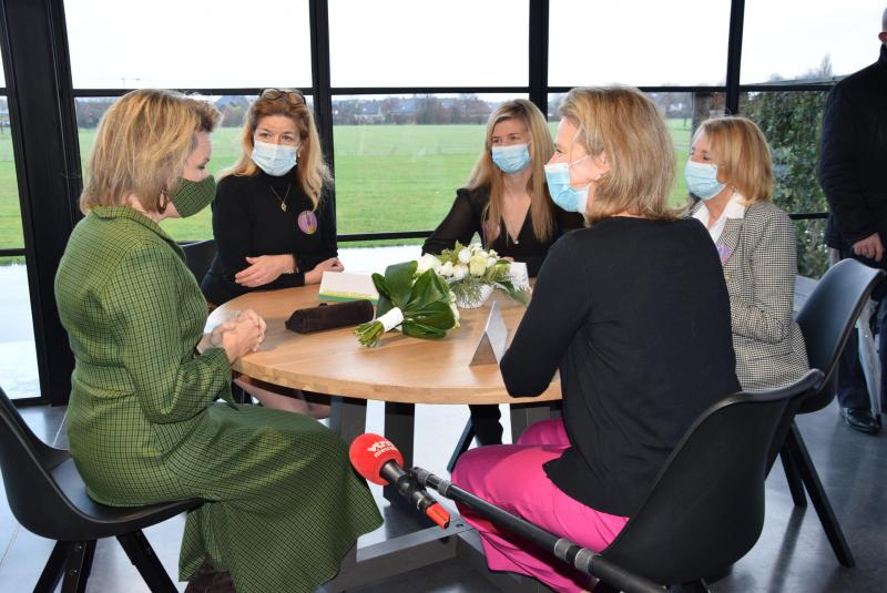 Koningin Mathilde in gesprek met Gracienne Geenens, Siska Vanpetheghem, Mieke Verniest en Geneviève Ligny (vlnr).