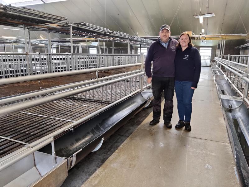 “Een boerderij runnen is heel wat werk. Wij doen het gewoon op ons tweetjes, zonder  gasten”, vertelt An. Ze maakt in de stallen de goten proper, en trekt die ijver door naar haar klanten.