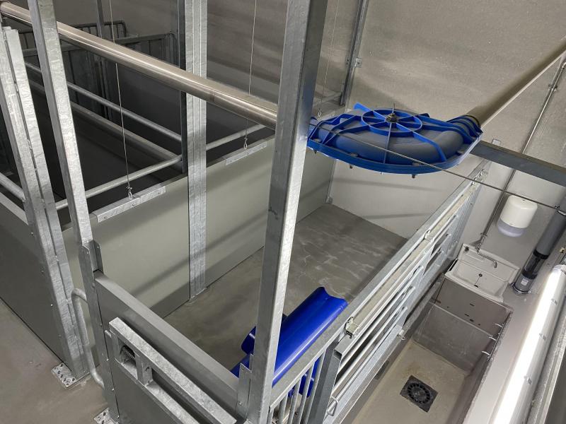 De dekput werd ergonomisch uitgevoerd. Het sperlma gaat via een ondergronds buizenpostsysteem naar het laboratorium.