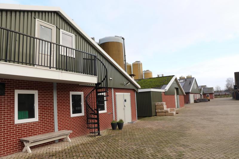 In 2017 werd de vergunning aangevraagd en begin 2018 kon de familie Visscher al beginnen met de bouw van deze stal voor biologische leghennen.