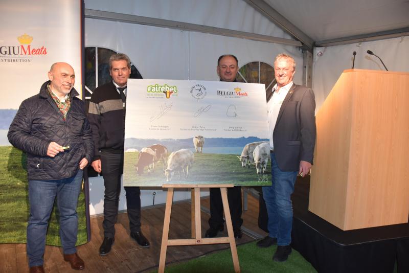 Van links naar rechts: Dany Derval, voorzitter van BELGIUMeats, Didier Petry, voorzitter BBB Promotion, en Erwin Schöpges, voorzitter van Faircoop, bij de ondertekening van de overeenkomt, in gezelschap van Waals minister van Landbouw Willy Borsus.