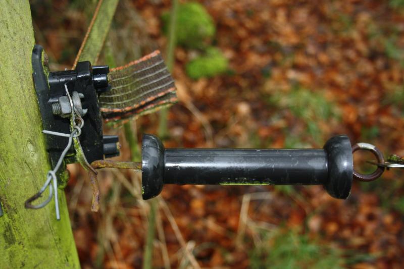 Haken met roest en groene aanslag zijn geen goede geleiders voor de stroom.
