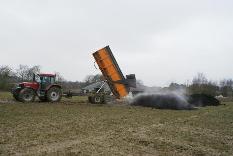 Compost aanschaffen in de winter helpt om hem te laten narijpen en om in te spelen om de soms moeilijke beschikbaarheid.