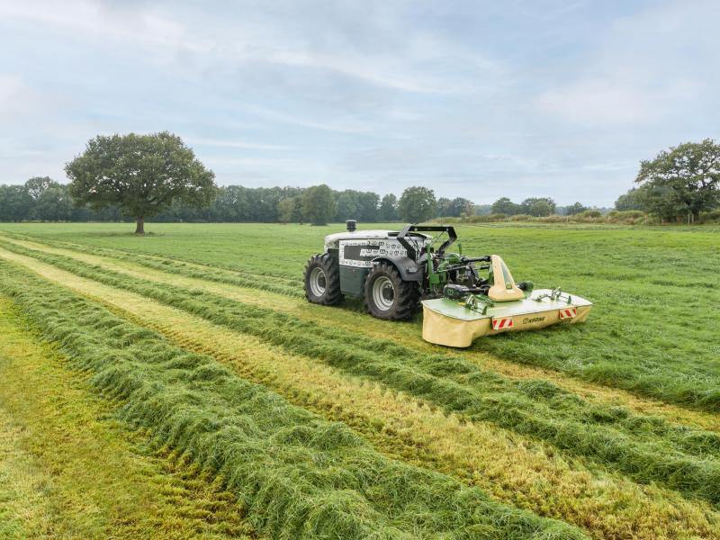 De VTE aan het maaien met een Krone maaibalk.