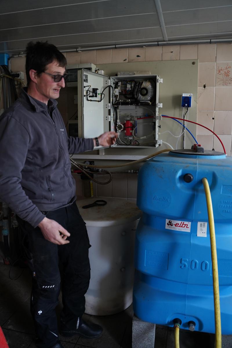 Chris laat zijn elektrolysesysteem zien.