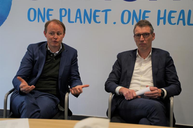 Dennis Rijnders (links) en Joris Relaes (rechts) leggen de vele voordelen van Bovaer uit.