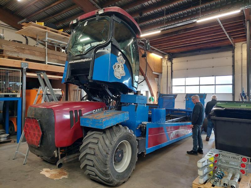 Deze sleepwagen werd in Italië gekocht en wordt omgebouwd richting ‘grote smurf’.