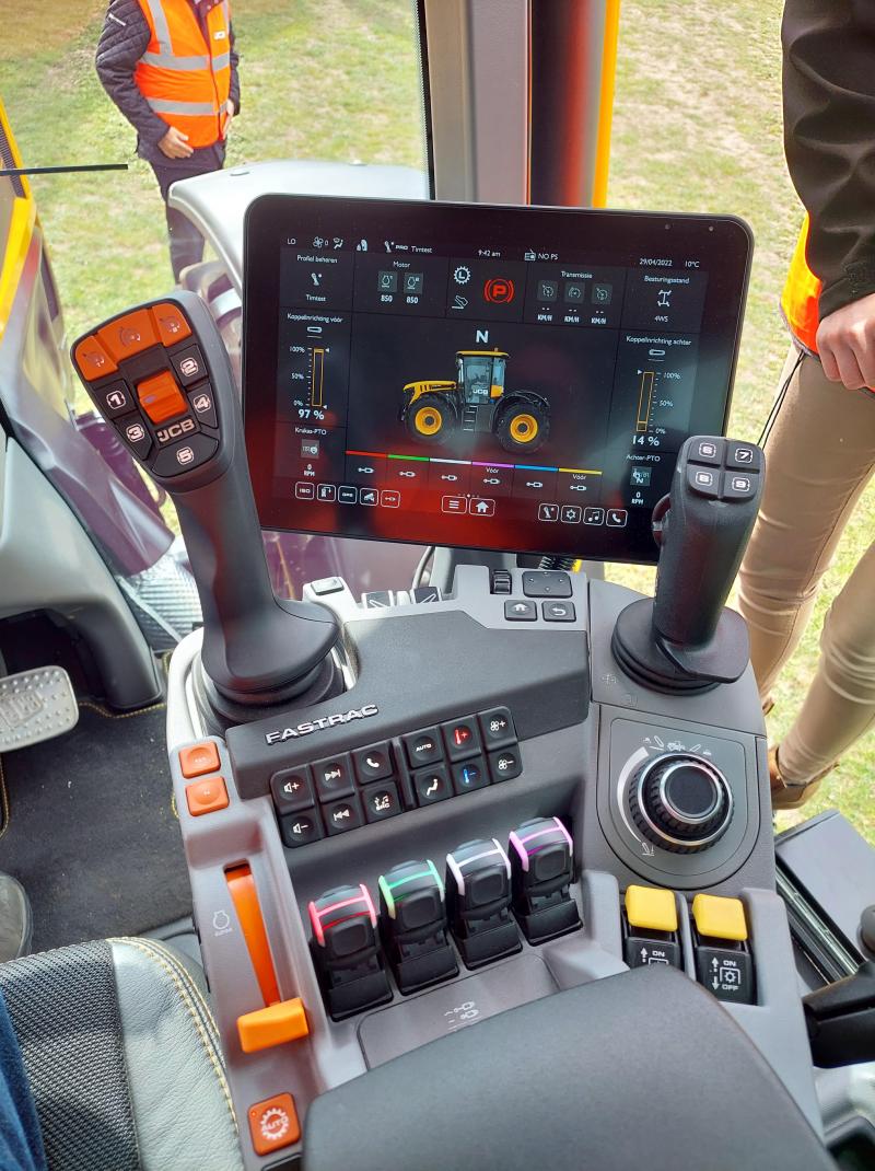 Zicht op de nieuwe armleuning en op het nieuwe bedieningsscherm van de JCB Fastrac iCON.