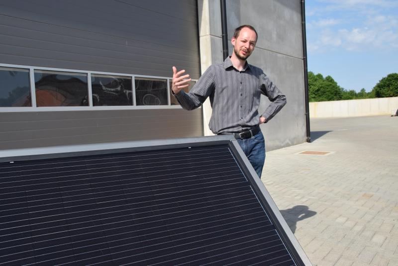 Het Solhyd-project doet onderzoek naar waterstofpanelen, die uit licht en lucht waterstof kunnen halen.  Voor het eerst zal nu ook worden getracht de panelen op grotere schaal te produceren , vertelt Jan Rongé.