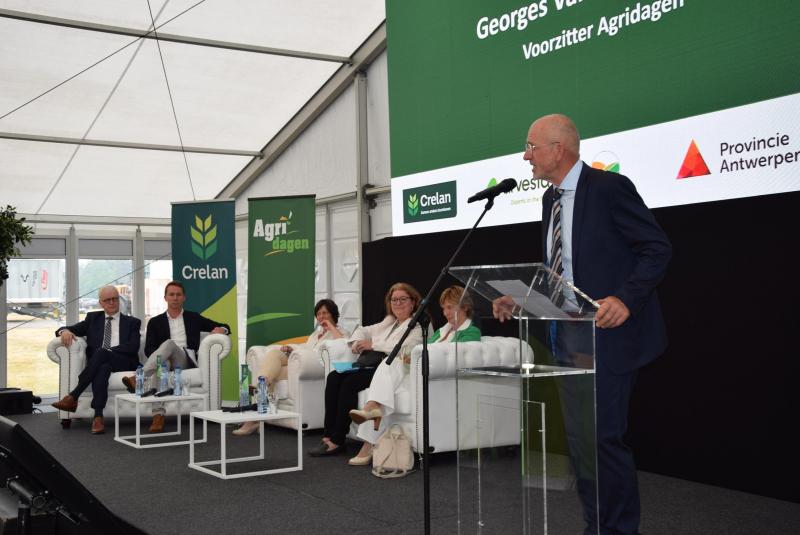 Afscheidnemend voorzitter Georges Van Keerberghen was verheugd over het grote aantal exposanten en de komst van kervers minister van Landbouw Brouns.