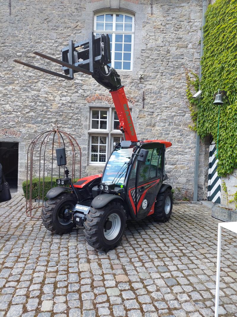 De ULM of Ultra Light Manitou is de nieuwste supercompacte verreiker van Manitou die op een aanhangwagen (met een mtm van 3.500 kg)  achter een bestelwagen kan meegenomen worden.