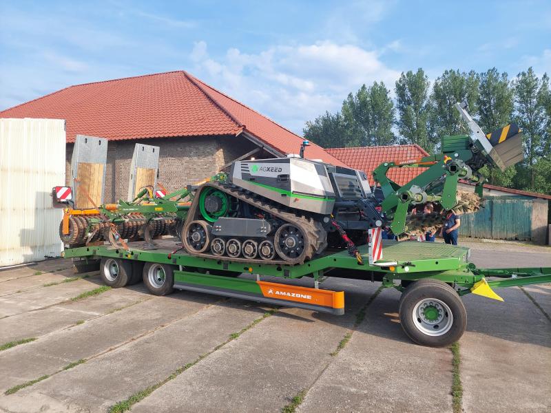 De AgXceed landbouwrobot kan makkelijk met een klassieke dieplader naar het veld gebracht worden en daar autonoom aan het werk gaan.