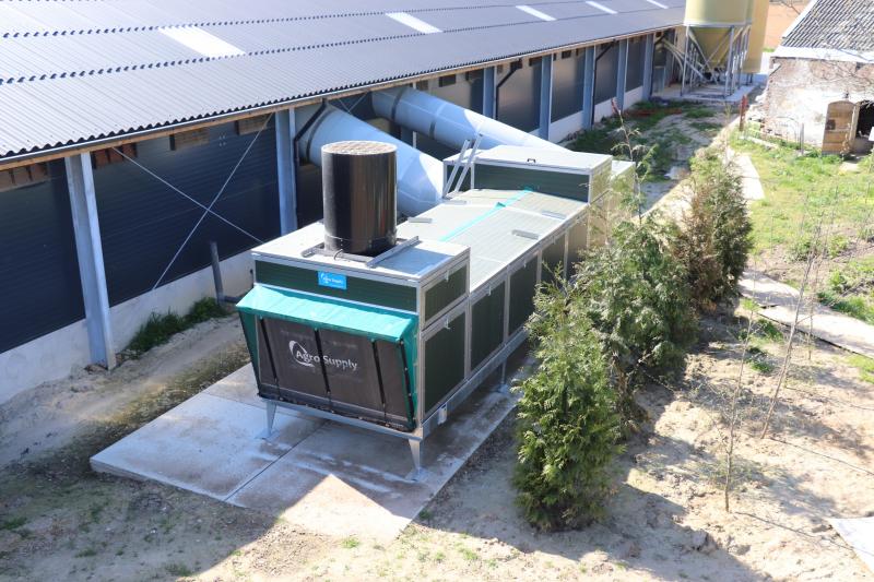 De warmtewisselaar warmt met warme stallucht de koude buitenlucht op, voordat die de stal weer ingeblazen wordt. De opgewarmde verse lucht wordt vervolgens door het volièresysteem in de lengte over de stal verdeeld.