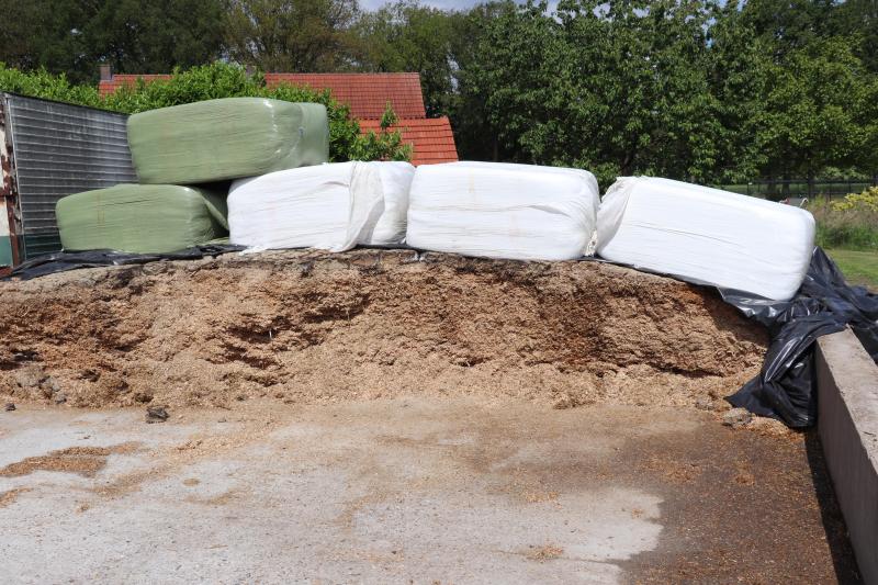 De familie Van de Ven voert veel (bij)producten zoals snijmais, aardappels, hooi, aardappelpersvezel, soja, all-mash vleesveebrok en mineralen.