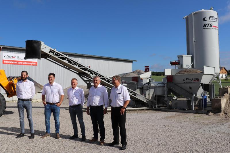 Het Benelux-team van Ludo Pauwels samen met Martin Fliegl (rechts) voor de mobiele betoncentrale.
