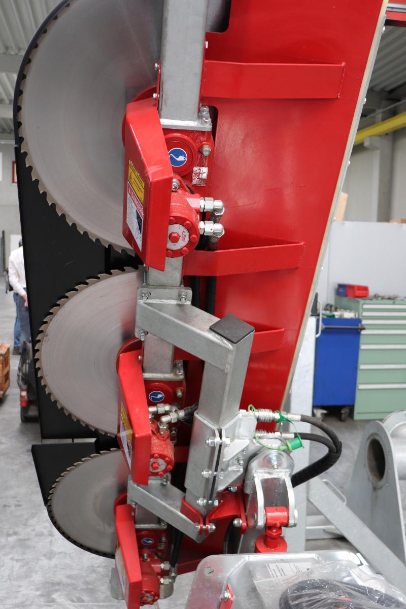 De nieuwe takkenzaag krijgt een  hydromotor per zaagblad.