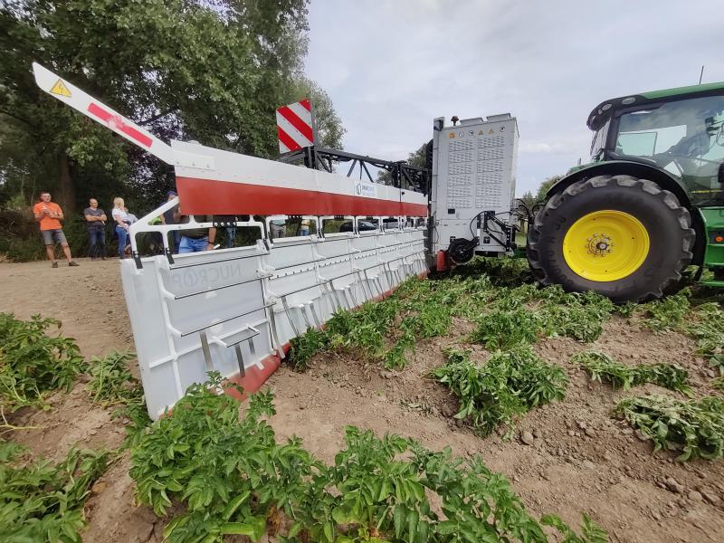 Achteraan de Nucrop wordt via de  applicator een elektrische stroom  uitgestuurd naar het gewas.