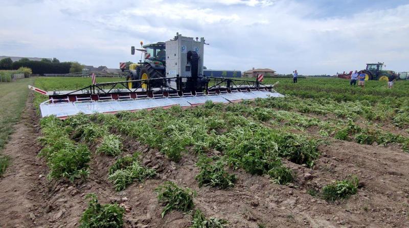 In de demo werd voor de elektrische loofdoding een machine van Nufarm van 2021  gedemonstreerd: de Nucrop.