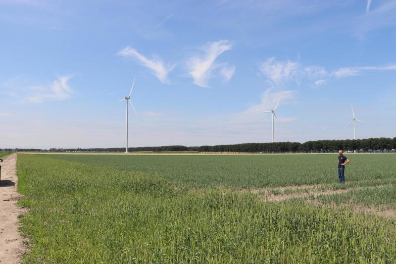 Camouflerende maatregelen als bandendrukwisselsystemen en rupsbanden helpen niet om diepe verdichting te voorkomen. “Het aantal wielen per spoor moet omlaag, daar zit de crux”, stelt Geling.