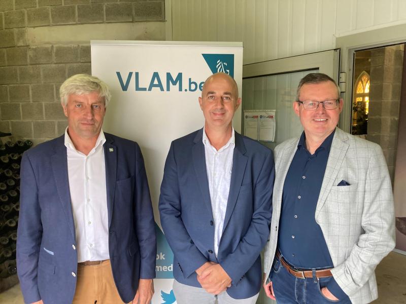VLAM-voorzitter Guy Vandepoel, geflankeerd door de ondervoorzitters Hendrik Vandamme (links) en Luc Ardies.