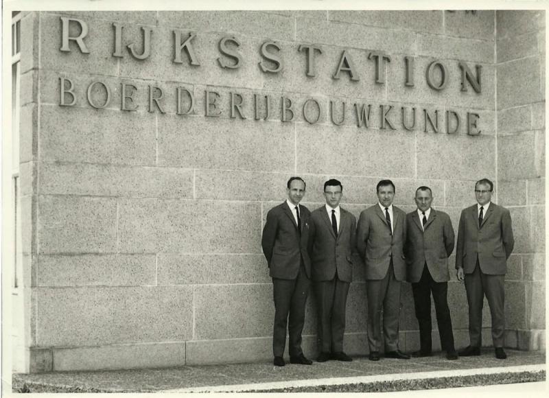 De directieleden van nieuwe RV Boerderijbouwkunde poseren voor het rijksstation.