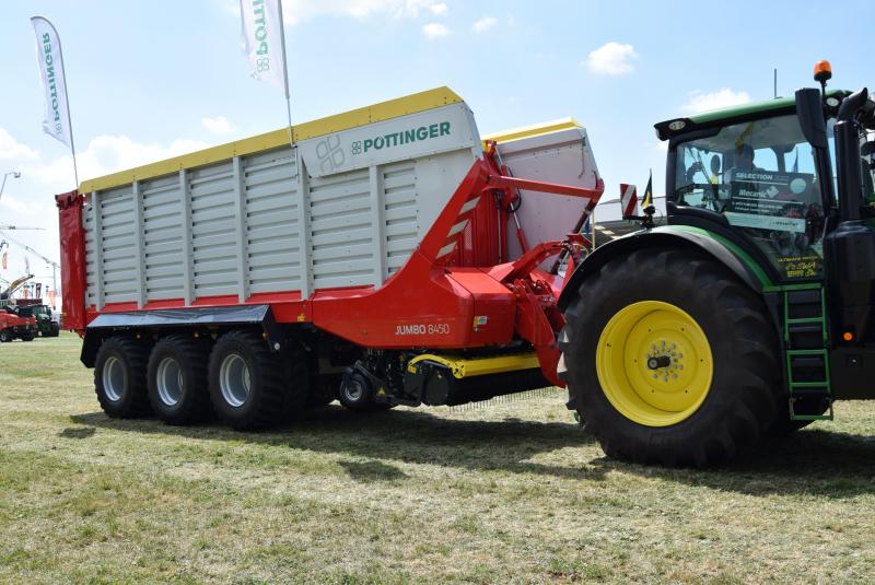 Pöttinger Jumbo 8000.