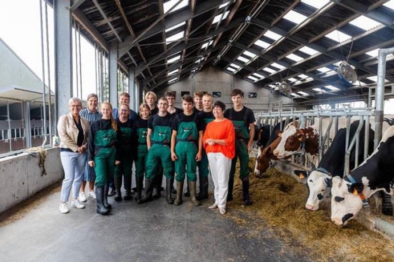 Medewerkers van Hooibeekhoeve met gedeputeerde Kathleen Helsen.