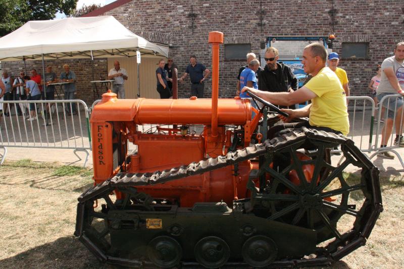Fordson-tractor op rupsbanden.