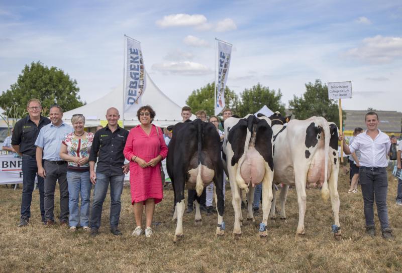 Winnend bedrijfslot van Schoolhoeve O.-L.-V.-ten-Doorn met een fiere directie.