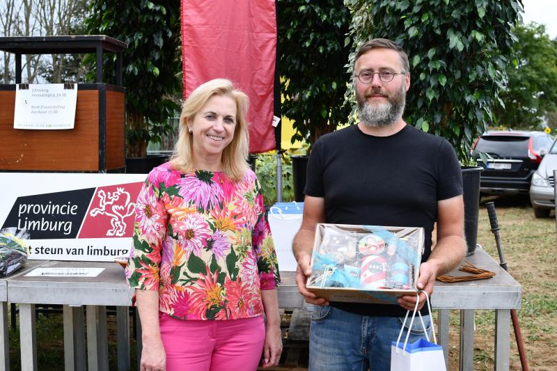 Bert Vandergeynst won de innovatieprijs. Hij maakte een antiworteldoek-nietjesmachine/